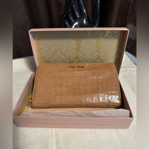 Mui Mui wallet with box. Wallet is in excellent condition. Box has couple stains - Picture 4 of 11